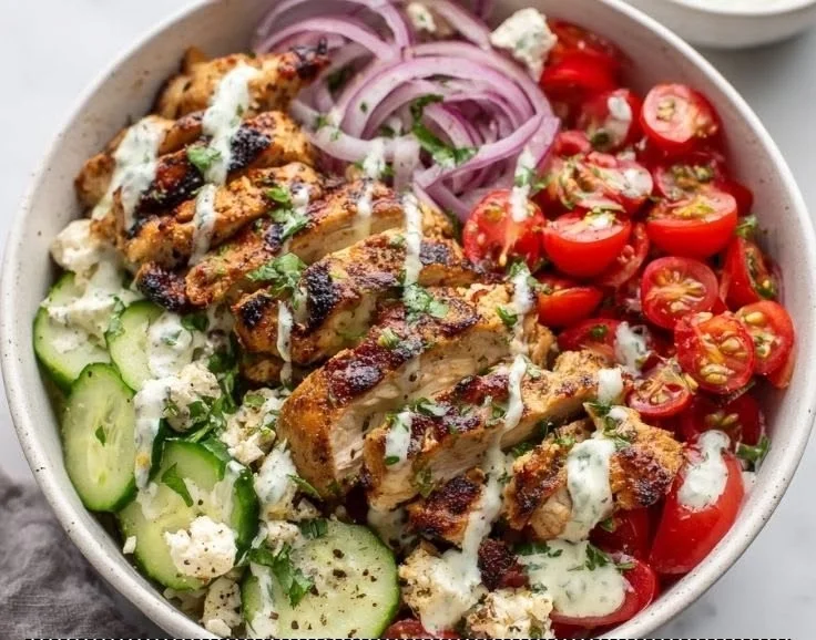 Delicious Chicken Gyro Bowl with marinated chicken, fresh veggies, and sauce