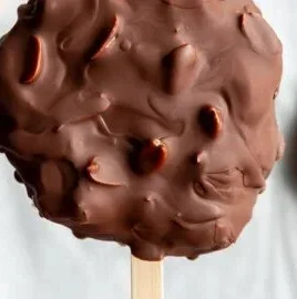 Delicious frozen yogurt bars with a variety of toppings and flavors