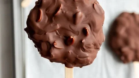 Delicious frozen yogurt bars with a variety of toppings and flavors